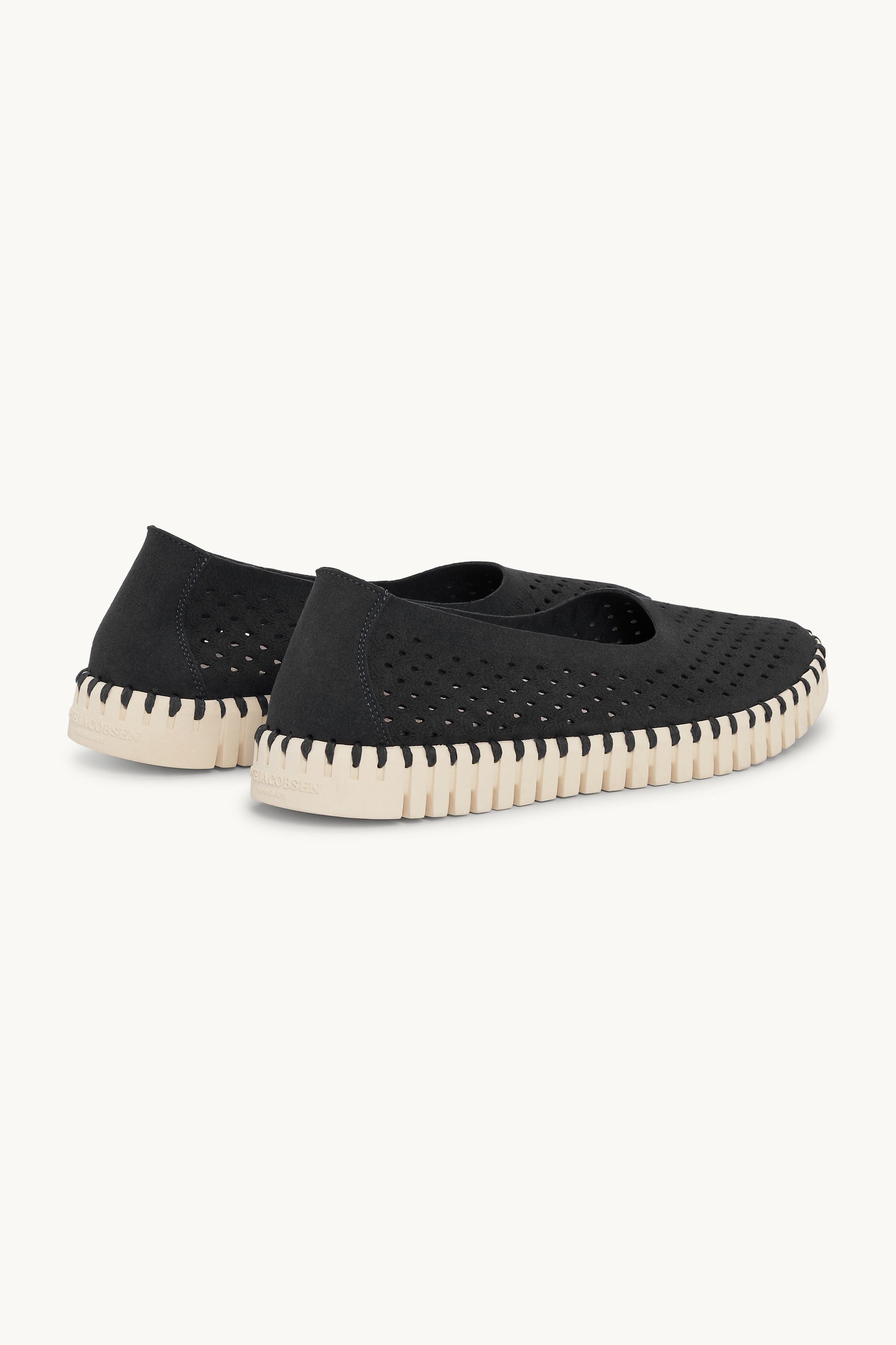 Ballerina - Black Pearled Ivory