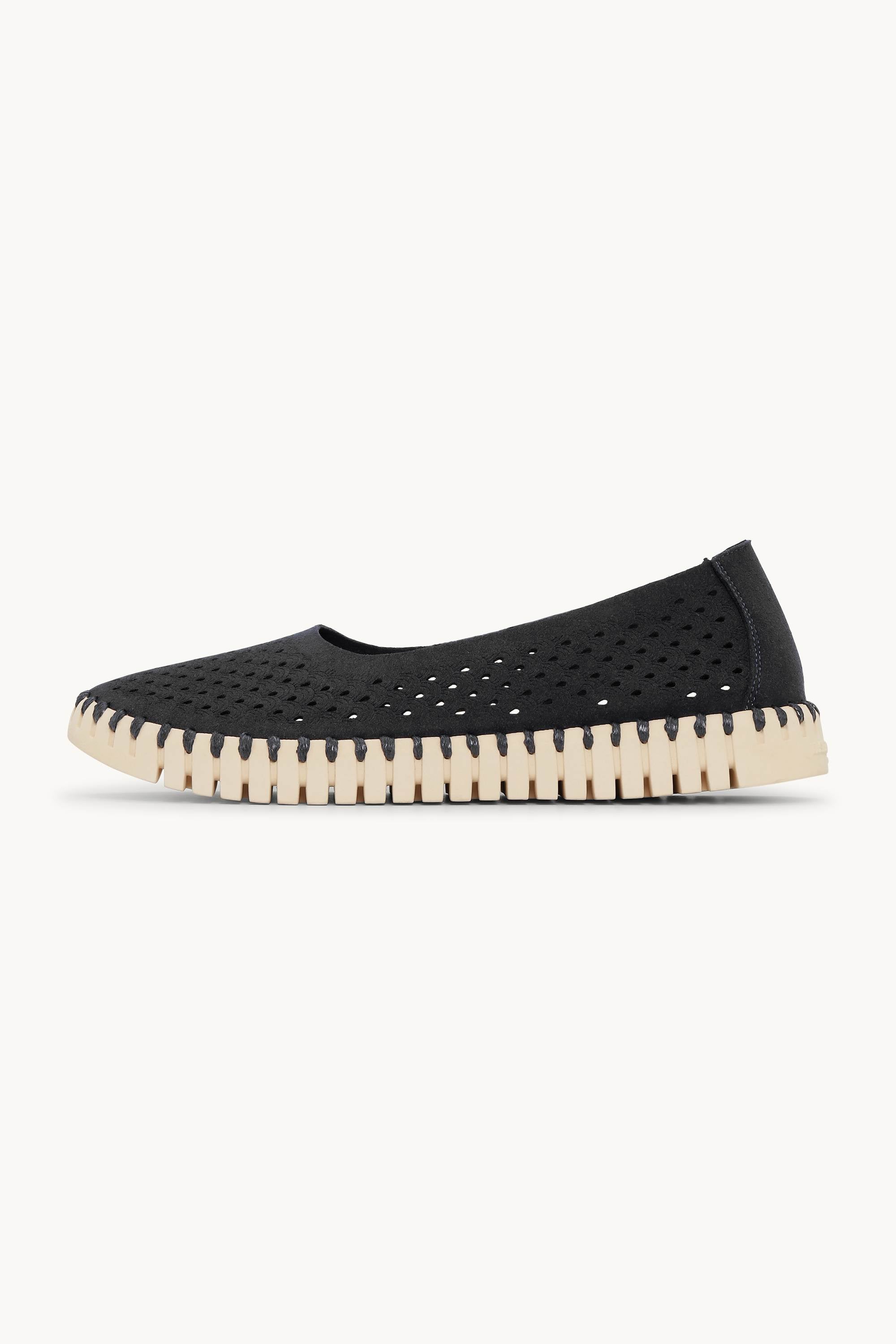 Ballerina - Black Pearled Ivory