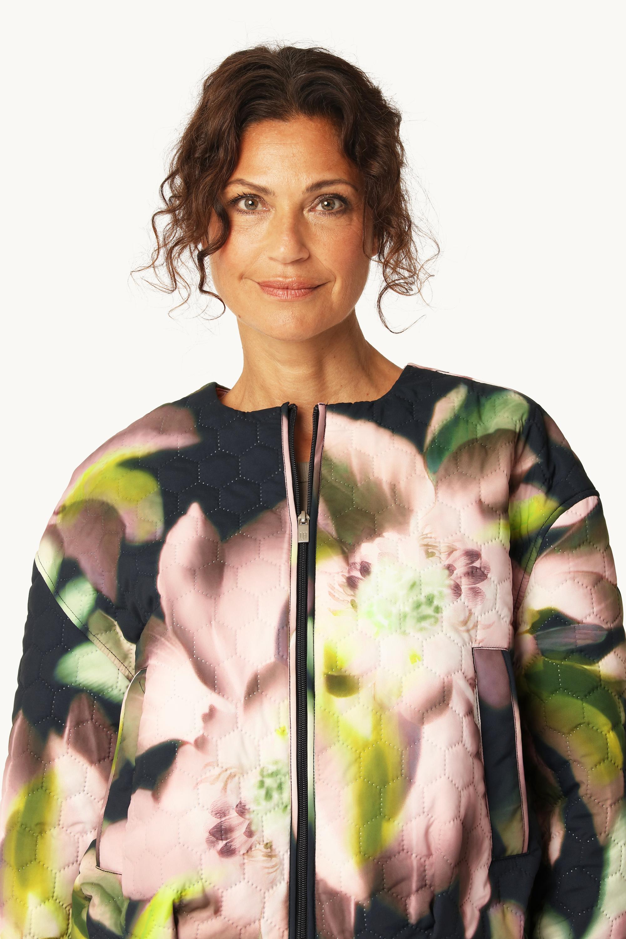 Short Quilted Jacket - Dark Photoristic Flower